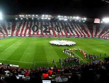 Κατέρρευσε στο γήπεδο οπαδός του Ολυμπιακού – Αγωνία για τη ζωή του